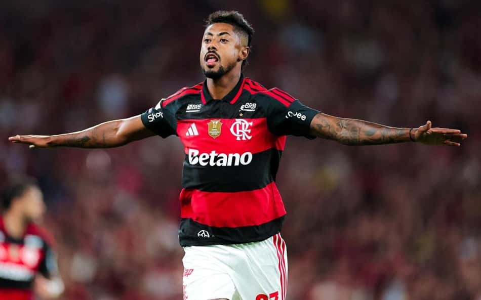 Bruno Henrique comemora seu gol no jogo do Flamengo contra o Vitória pelo Brasileirão