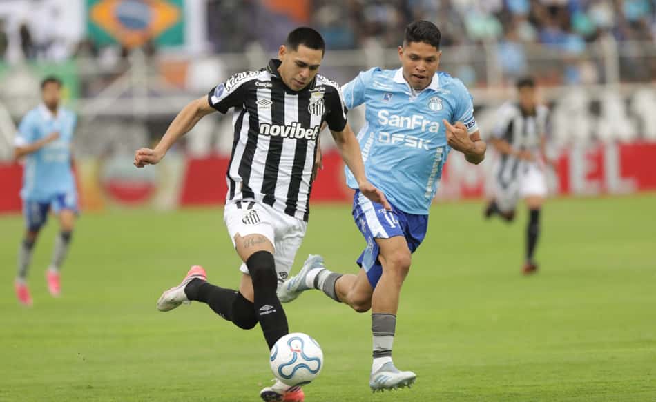 Caballero foi titular do Santos no empate diante do Macará. (Foto: ARMANDO PRADO / AFP)