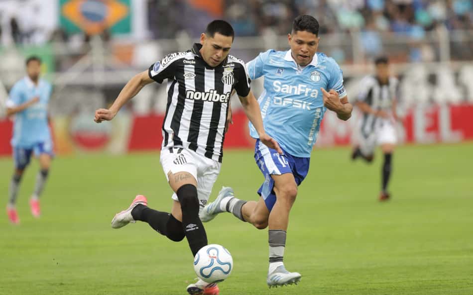 Caballero foi titular do Santos no empate diante do Macará. (Foto: ARMANDO PRADO / AFP)