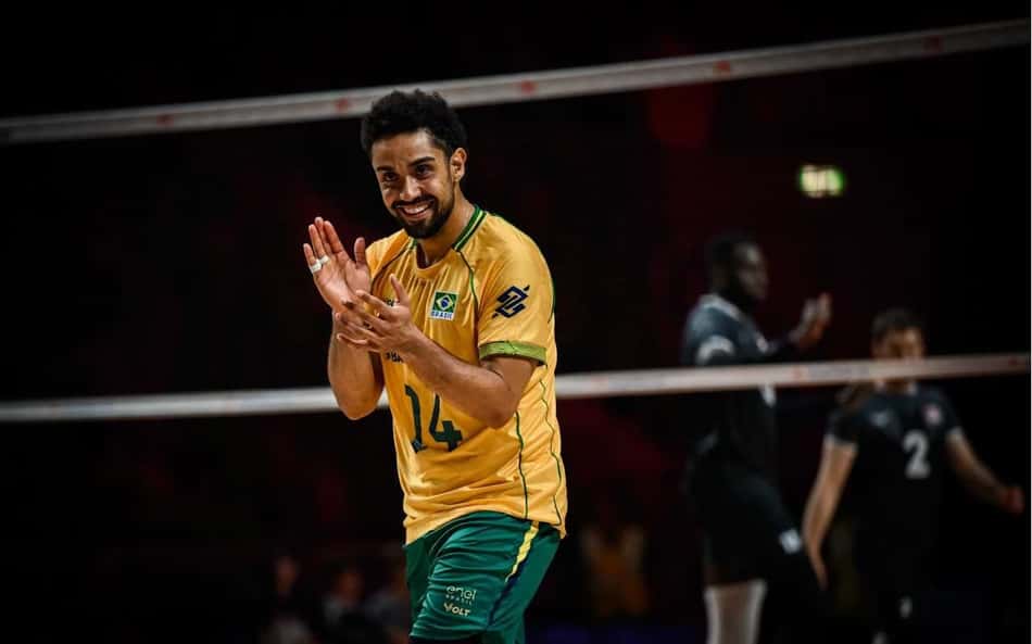 De camisa amarela, Fernando Cachopa sorri e aplaude após ponto do Brasil contra o Canadá na Liga das Nações de Vôlei Masculino