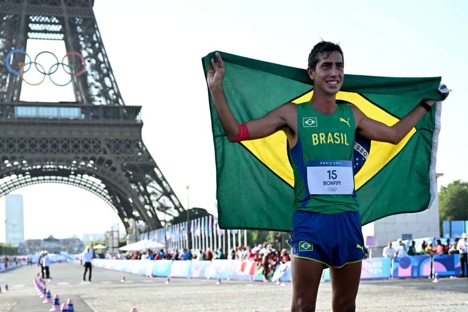 O brasileiro Caio Bonfim comemora a medalha de prata da marcha atlética nos Jogos Olímpicos de Paris 2024