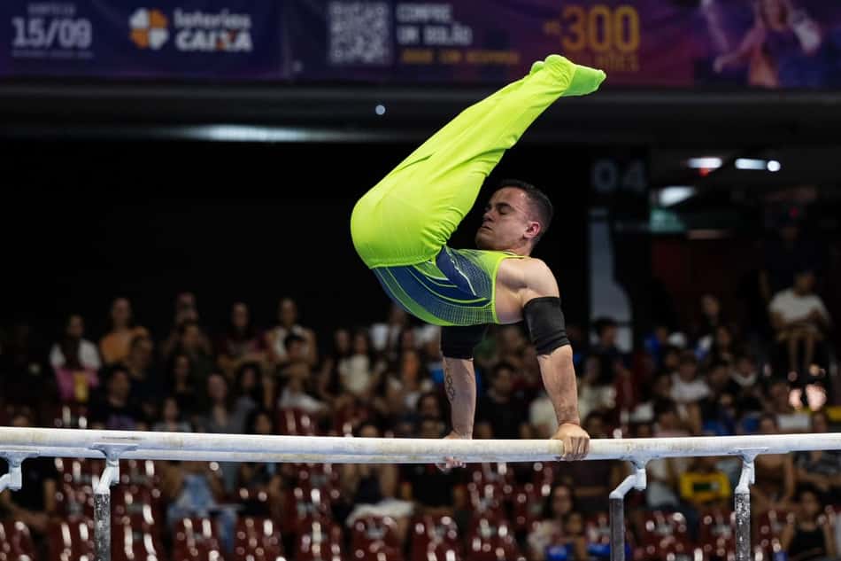 Caio Souza compete nas barras paralelas no Brasileiro de Ginástica