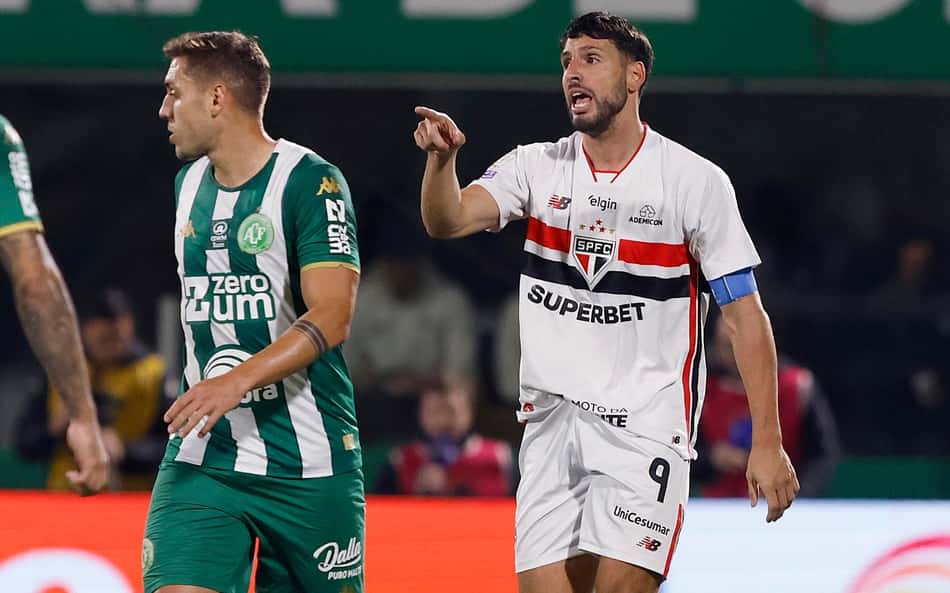 Calleri com a camisa do São Paulo