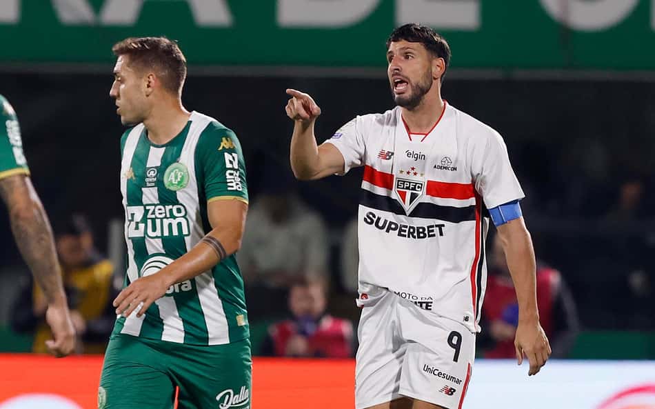 São Paulo: Calleri lesiona o tornozelo e será avaliado
