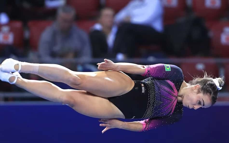 A brasileira Camilla Lopes compete na ginástica de trampolim durante os Jogos Olímpicos de Paris 2024