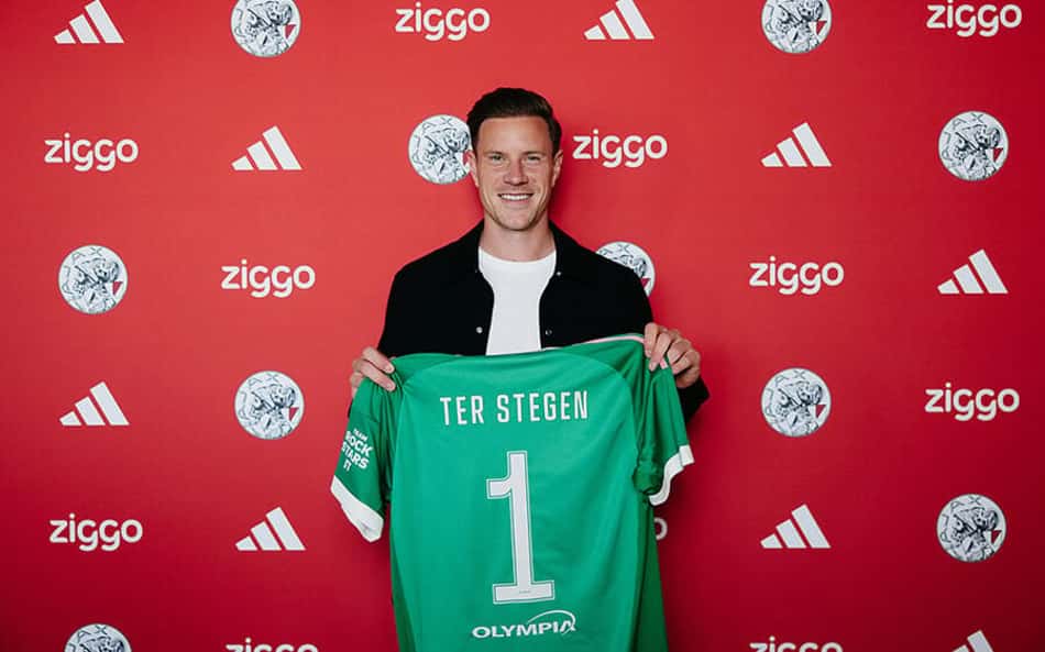 Ter Stegen segurando a camisa verde número 1 do Ajax