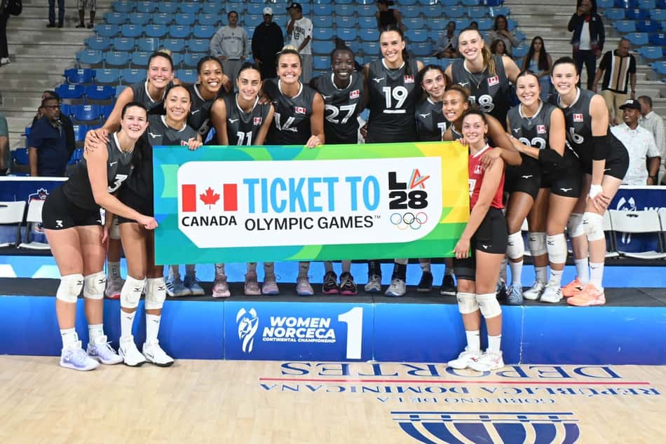 Seleção feminina de vôlei do Canadá segura placa com "passagem" para as Olimpíadas de Los Angeles 2028