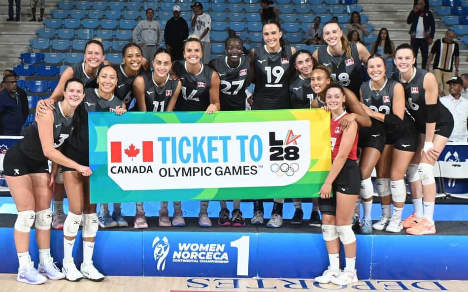 Seleção feminina de vôlei do Canadá segura placa com "passagem" para as Olimpíadas de Los Angeles 2028