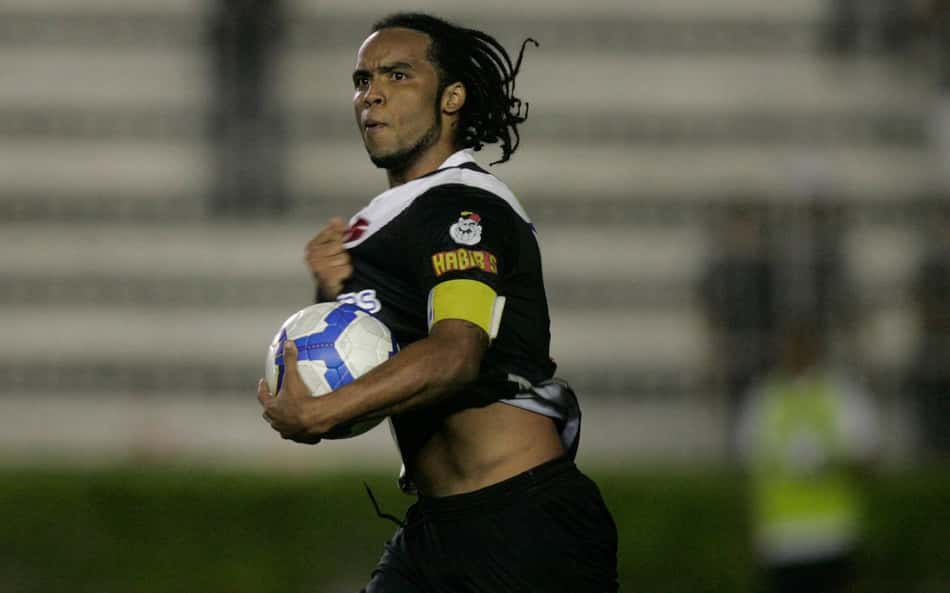 Carlos Alberto comemora gol marcado na partida entre Vasco e Vitória na Copa do Brasil de 2009