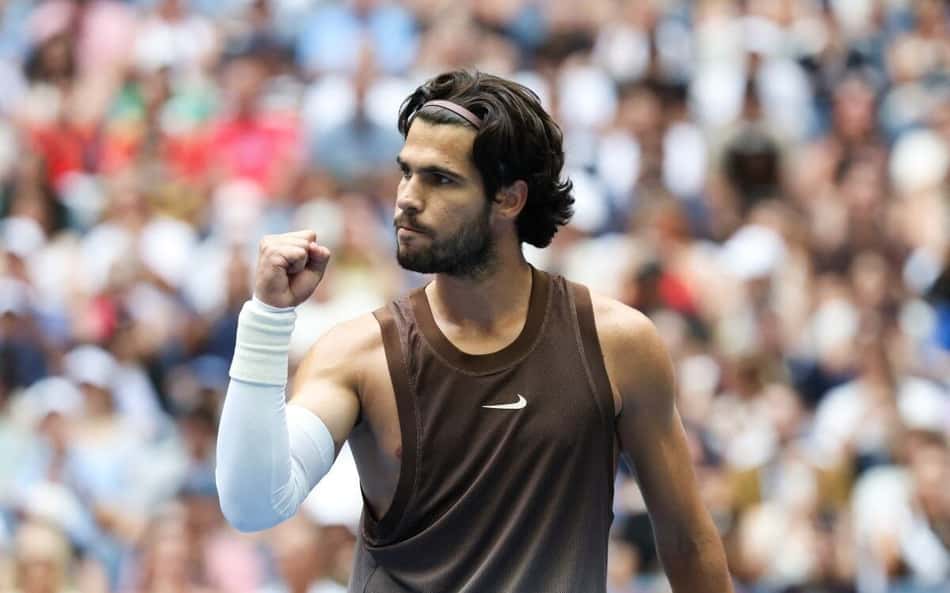 Carlos Alcaraz vibra durante jogo de estreia no US Open 2026