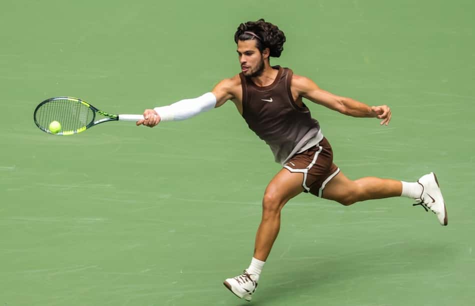 Carlos Alcaraz busca bola na primeira rodada do US Open 2026