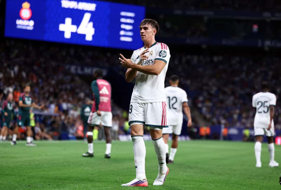 O atacante espanhol do Real Madrid, número 19, Carlos Espi Escrihuela, comemora o segundo gol de sua equipe durante a partida do Campeonato Espanhol entre RCD Espanyol e Real Madrid CF, no Estádio RCDE, em Cornellà de Llobregat, em 22 de agosto de 2026