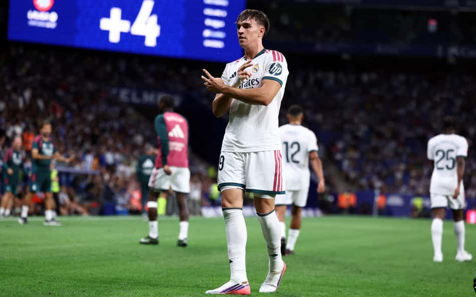 O atacante espanhol do Real Madrid, número 19, Carlos Espi Escrihuela, comemora o segundo gol de sua equipe durante a partida do Campeonato Espanhol entre RCD Espanyol e Real Madrid CF, no Estádio RCDE, em Cornellà de Llobregat, em 22 de agosto de 2026