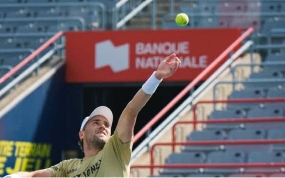 Casper Ruud treina saque em Montreal