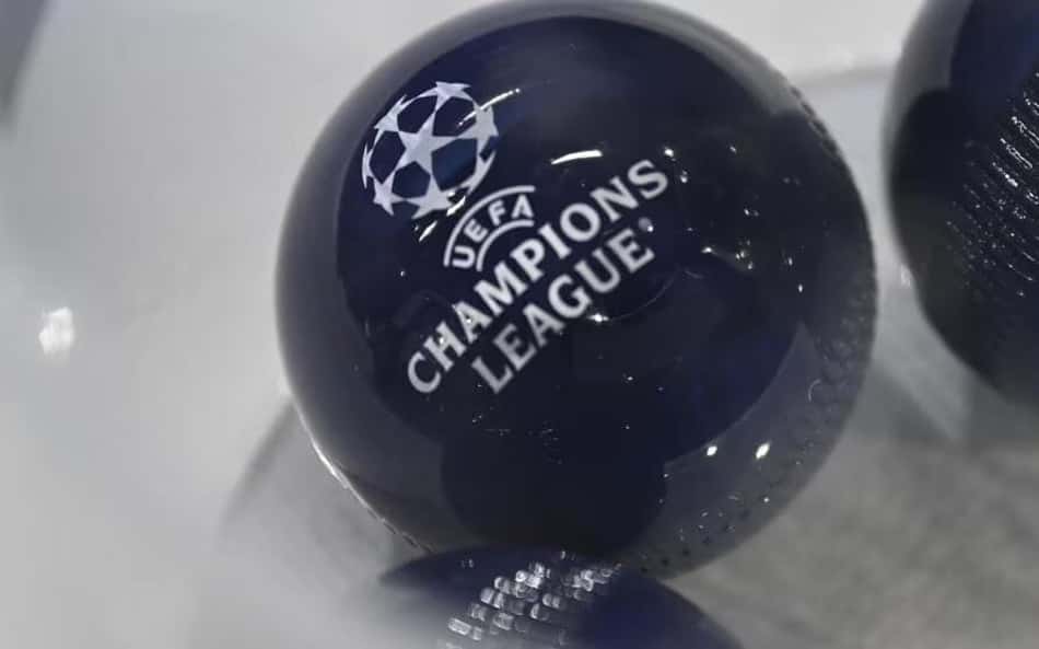 bolinha azul escrita Champions League durante sorteio