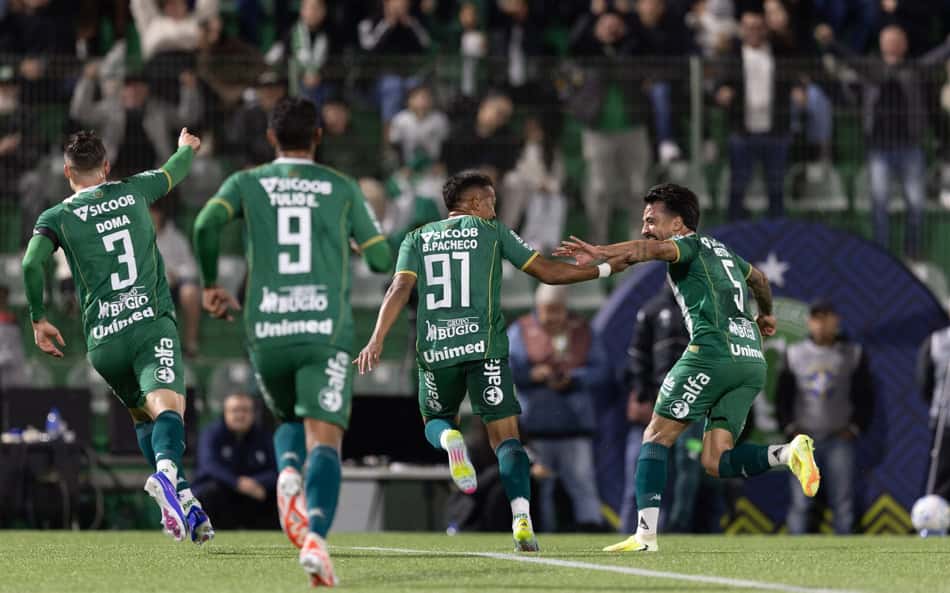 Jogadores da Chapecoense comemoram gol contra o São Paulo