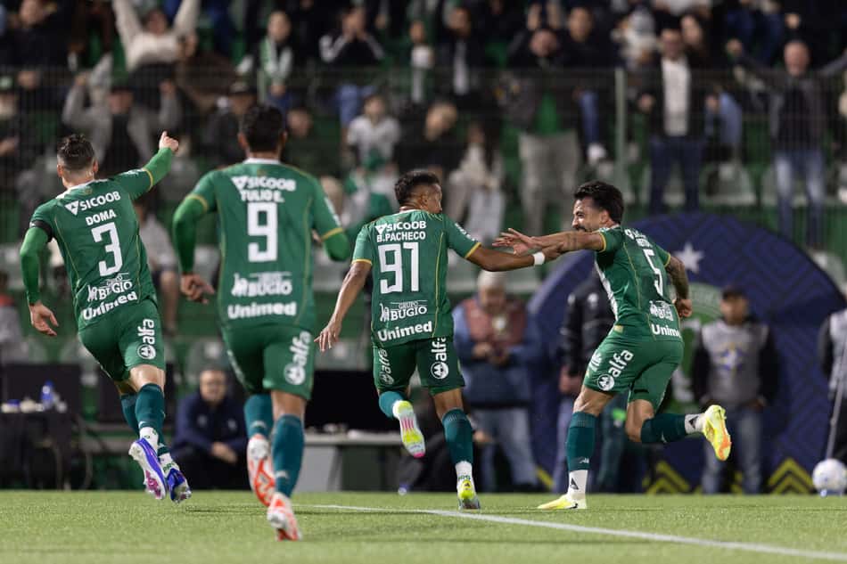 Jogadores da Chapecoense comemoram gol contra o São Paulo