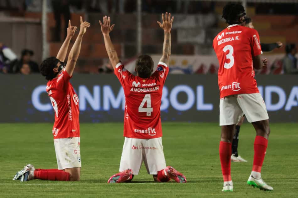 Jogadores do Cienciano comemoram gol contra o Botafogo pela Sul-Americana