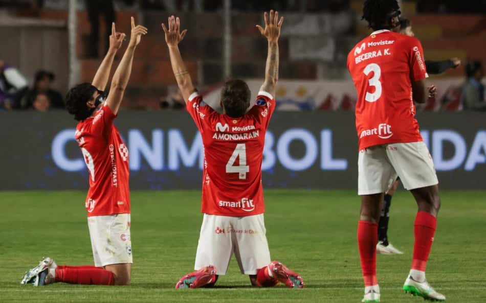Jogadores do Cienciano comemoram gol contra o Botafogo pela Sul-Americana