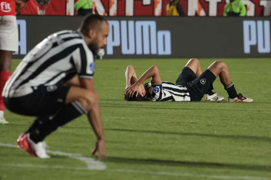 Jogadores do Botafogo lamentam goleada sofrida para o Cenciano na Sul-Americana