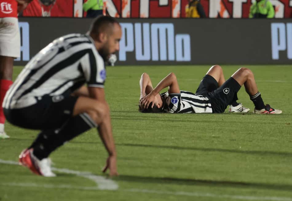 Jogadores do Botafogo lamentam goleada sofrida para o Cenciano na Sul-Americana