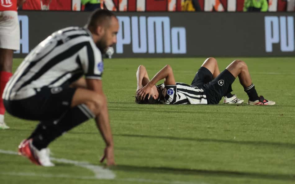 Jogadores do Botafogo lamentam goleada sofrida para o Cenciano na Sul-Americana