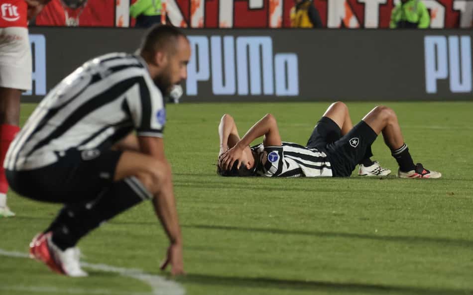 Jogadores do Botafogo lamentam goleada sofrida para o Cenciano na Sul-Americana