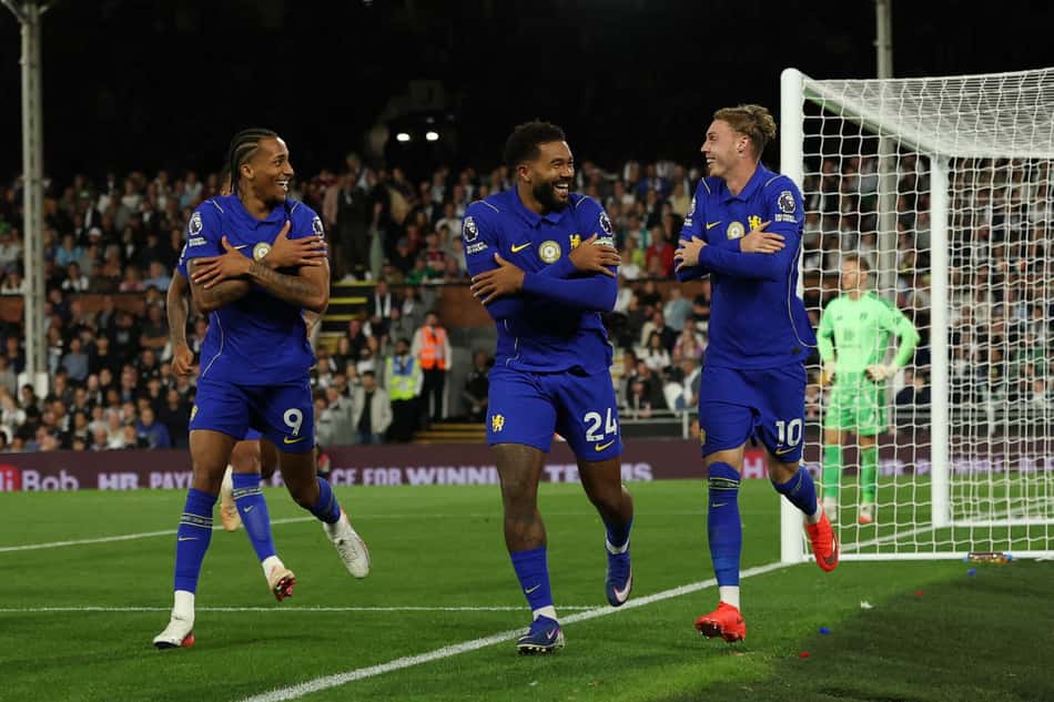 O meio-campista inglês do Chelsea, nº 10 Cole Palmer (D), comemora com o atacante brasileiro do Chelsea, nº 9 João Pedro (E), e o zagueiro inglês do Chelsea, nº 24 Reece James (C), após marcar o terceiro gol da equipe durante a partida do Campeonato Inglês entre Fulham e Chelsea, no Craven Cottage, em Londres, em 24 de agosto de 2026. (Foto de Adrian DENNIS / AFP)