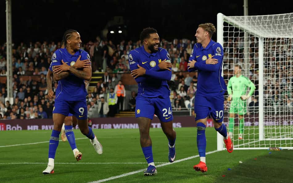 O meio-campista inglês do Chelsea, nº 10 Cole Palmer (D), comemora com o atacante brasileiro do Chelsea, nº 9 João Pedro (E), e o zagueiro inglês do Chelsea, nº 24 Reece James (C), após marcar o terceiro gol da equipe durante a partida do Campeonato Inglês entre Fulham e Chelsea, no Craven Cottage, em Londres, em 24 de agosto de 2026. (Foto de Adrian DENNIS / AFP)