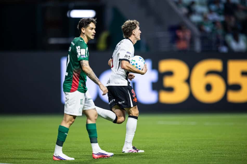 Colidio busca a bola após marcar contra o Palmeiras