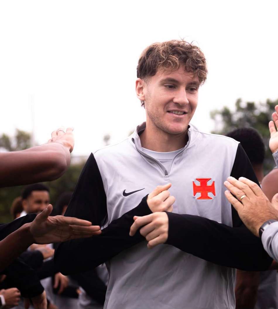 Colidio passa pelo tradicional corredor polonês em seu primeiro treino pelo Vasco