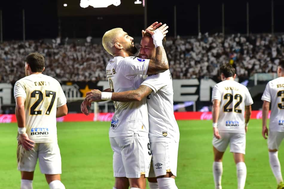 Gabigol comemora gol com Neymar na Vila Belmiro. (Foto: Jota Erre/AGIF/Folhapress)