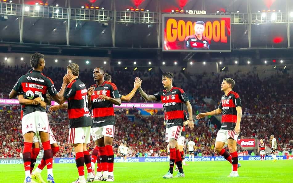 Jogadores do Flamengo na partida contra o Vitória