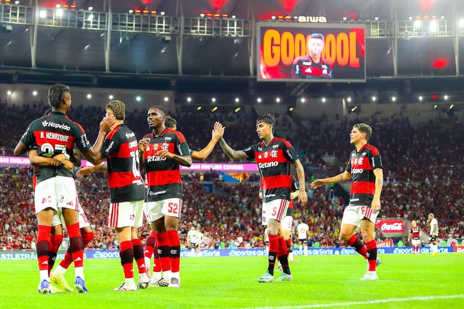 Jogadores do Flamengo na partida contra o Vitória