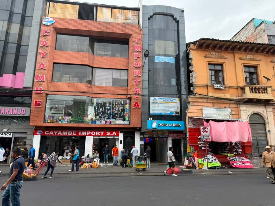 Comércio em frente ao Mercado Central da cidade de Ambato. (Foto: Juliana Yamaoka/ Lance!)