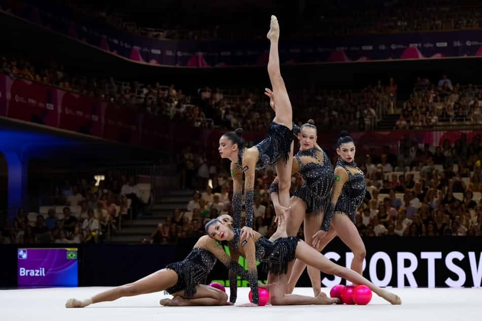 Conjunto brasileiro de ginástica rítmica se apresenta na final da série de cinco bolas no Mundial de Frankfurt