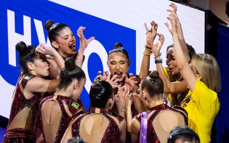 Atletas do conjunto de ginástica rítmica do Brasil fazem gesto de leão no Mundial de Frankfurt