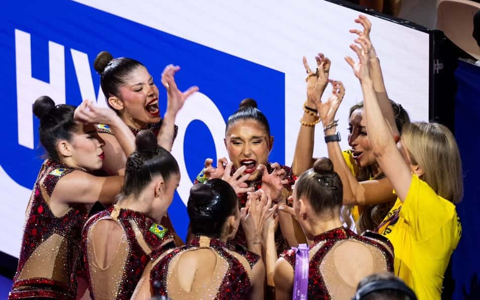 Atletas do conjunto de ginástica rítmica do Brasil fazem gesto de leão no Mundial de Frankfurt