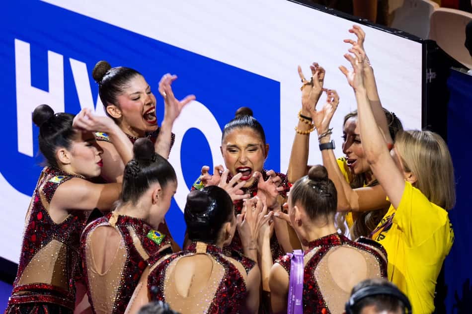 Atletas do conjunto de ginástica rítmica do Brasil fazem gesto de leão no Mundial de Frankfurt