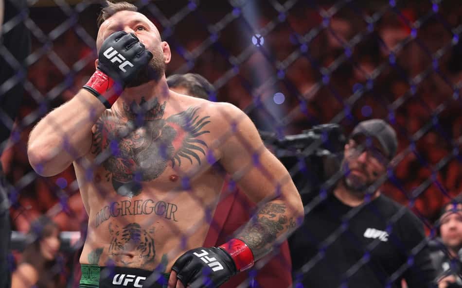 Conor McGregor dentro do octógono, em luta contra Max Holloway no UFC 329