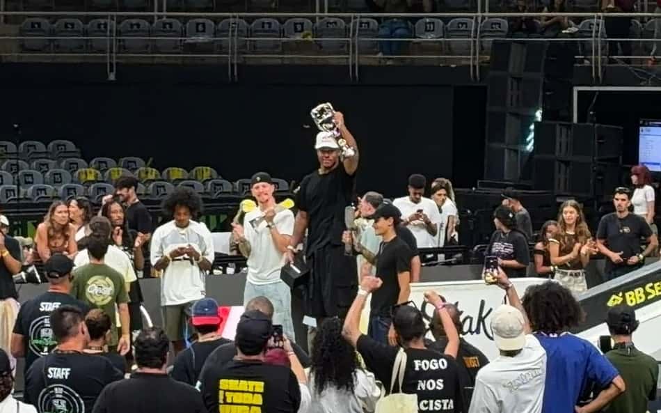 O canadense Cordano Russell segura o troféu do SLS Rio Takeover