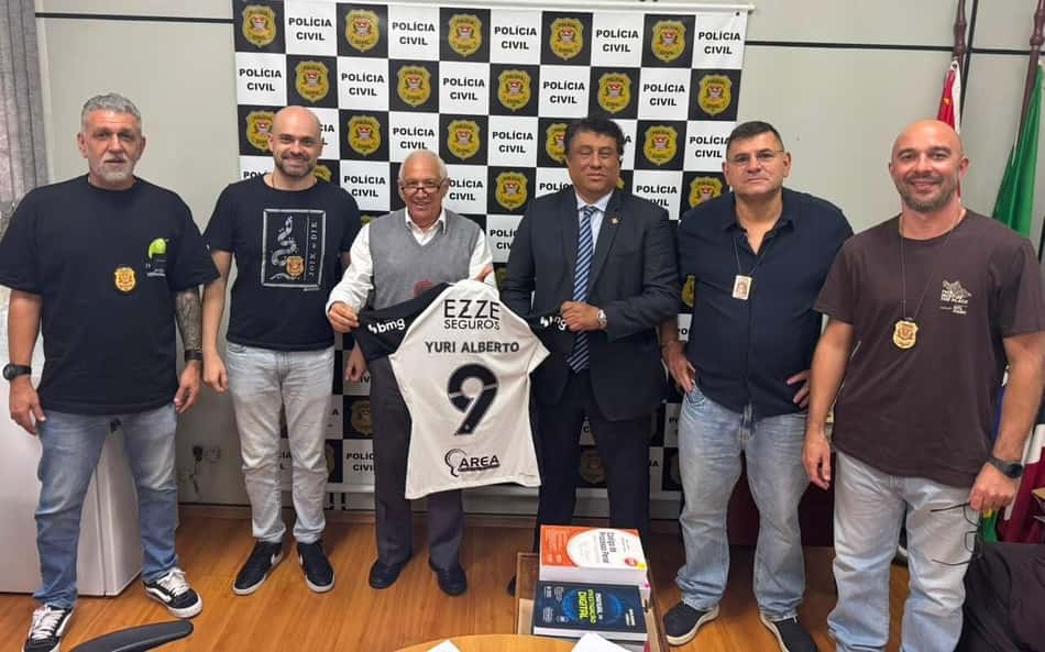 Corinthians recupera camisa roubada do Memorial das Conquistas. (Foto: Divulgação/ Corinthians)