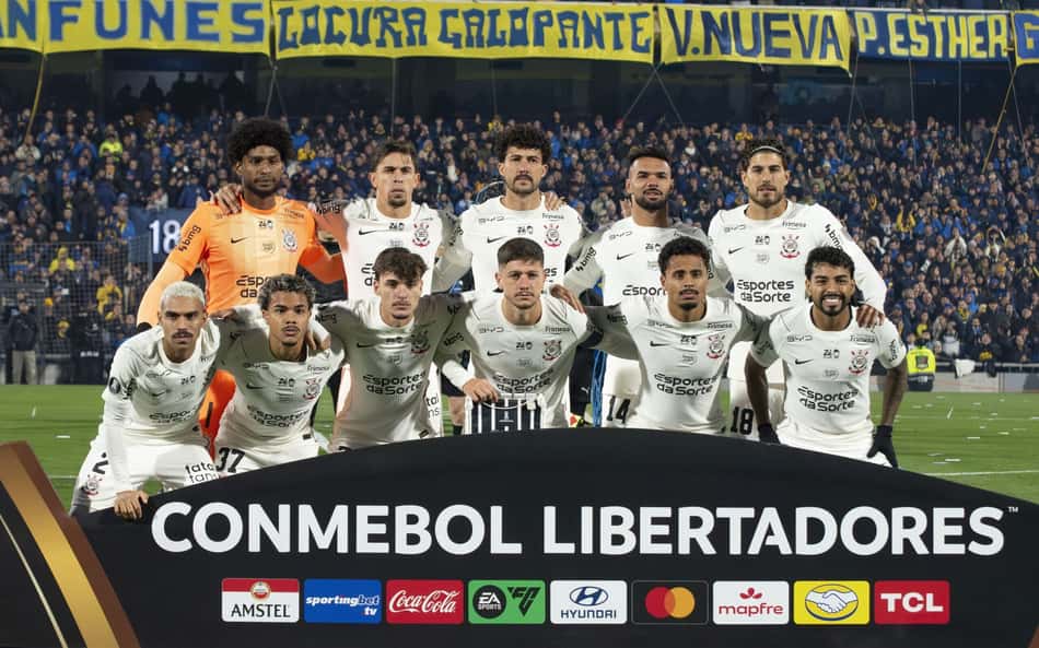 Jogadores do Corinthians posam para foto oficial antes da partida contra o Rosario Central, pelas oitavas de final da Libertadores, no Gigante de Arroyito