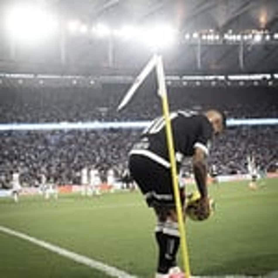 Philippe Coutinho se prepara para bater escanteio na final da Copa do Brasil de 2025 entre Vasco e Corinthians, no Maracanã
