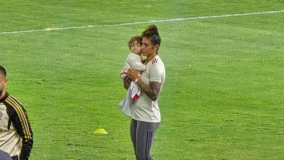 Cristiane com a filha no colo