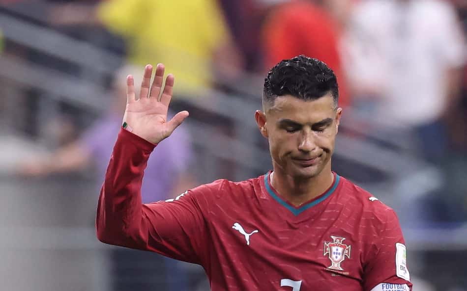 Cristiano Ronaldo acenando cabisbaixo