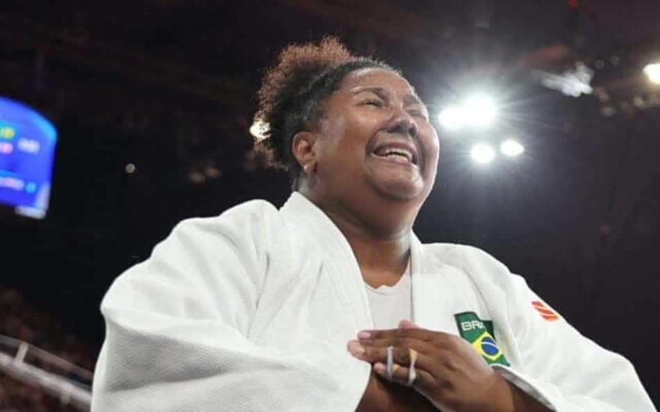 Bia Souza se emociona ao conquistar medalha de ouro em Paris. Foto: Jack GUEZ / AFP)