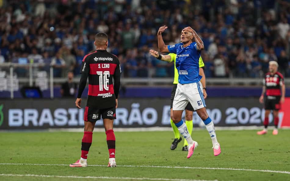 João Costa, do Cruzeiro, durante partida contra o Flamengo pelo Brasileirão, no Mineirão