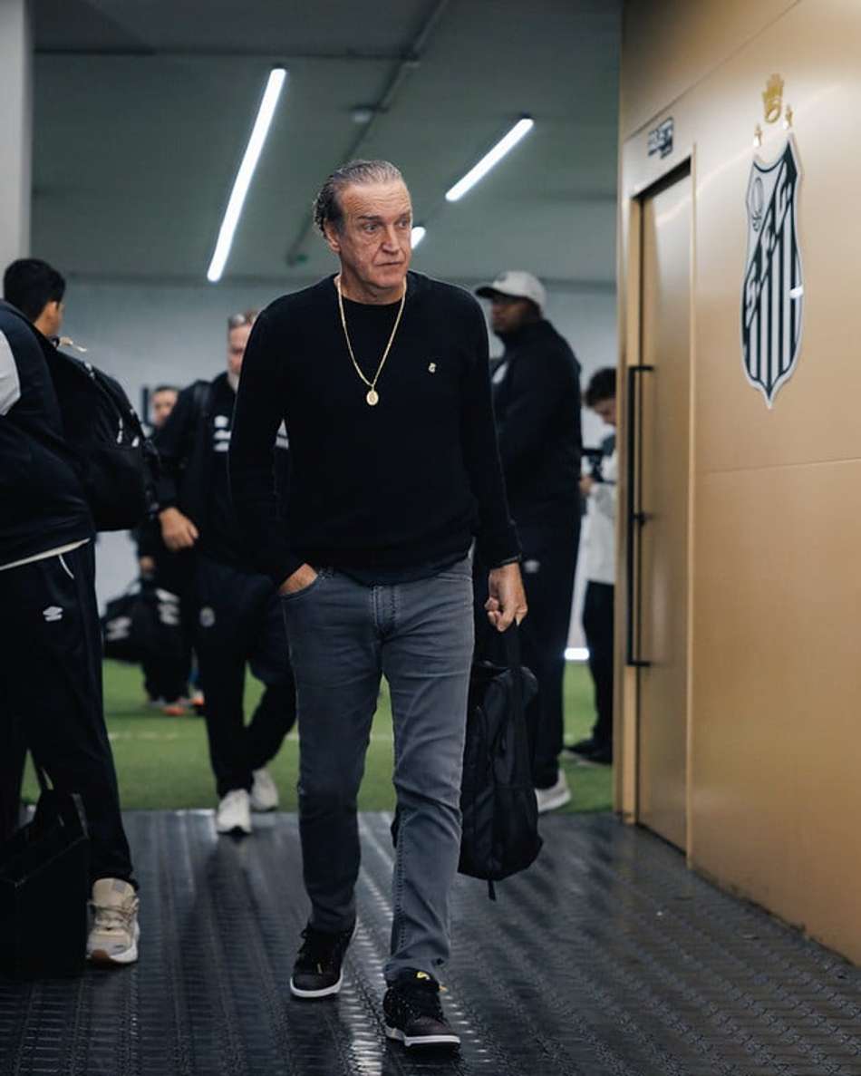 Cuca chegando no jogo do Santos no último domingo (9), na Vila Belmiro. (Foto: Raul Baretta/ Santos FC)