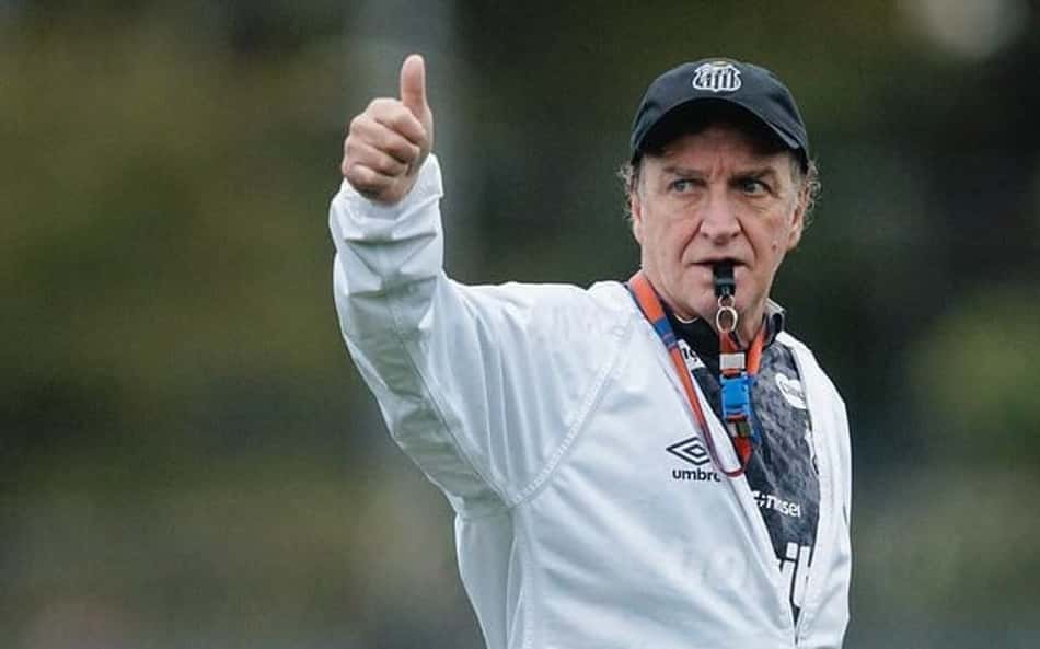 Cuca durante treino do Santos no CT Rei Pelé. (Foto: Raul Baretta/ Santos FC)